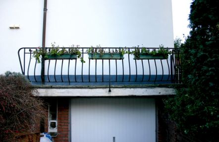 Balustres cintrées en fer forgé avec placement pour bac à fleur.