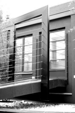 Dans cette catégorie nous retrouvons nos divers travaux tels que cette construction métallique d‘un design tout à fait contemporain. Les mains courantes sont en câbles et ceux-ci sont fixés sur un montant en acier.