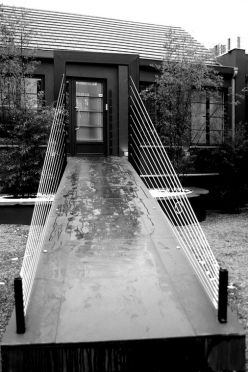 Dans cette catégorie nous retrouvons nos divers travaux tels que cette construction métallique d‘un design tout à fait contemporain. Les mains courantes sont en câbles et ceux-ci sont fixés sur un montant en acier.