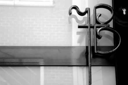 Lettrage et numérotation de porte.