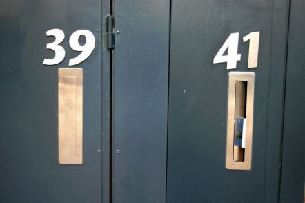 Lettrage et numérotation de porte.