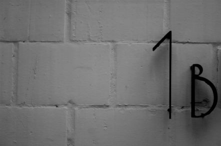 Lettrage et numérotation de porte.