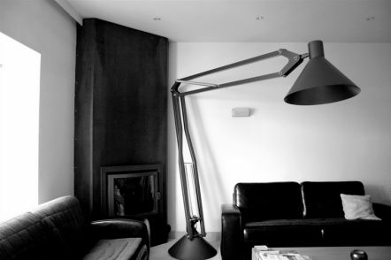 Les lampes en fer constituent des éléments de décorations originaux. Cette lampe proposée par Mr Boussalaâ est une création unique